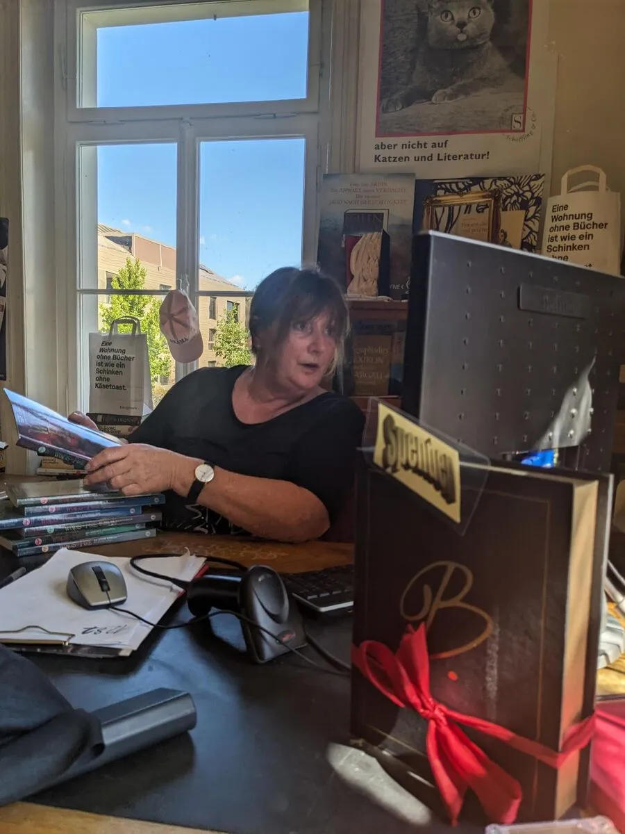 Heike Suter am Schreibtisch der Bibliothek Kölliken
